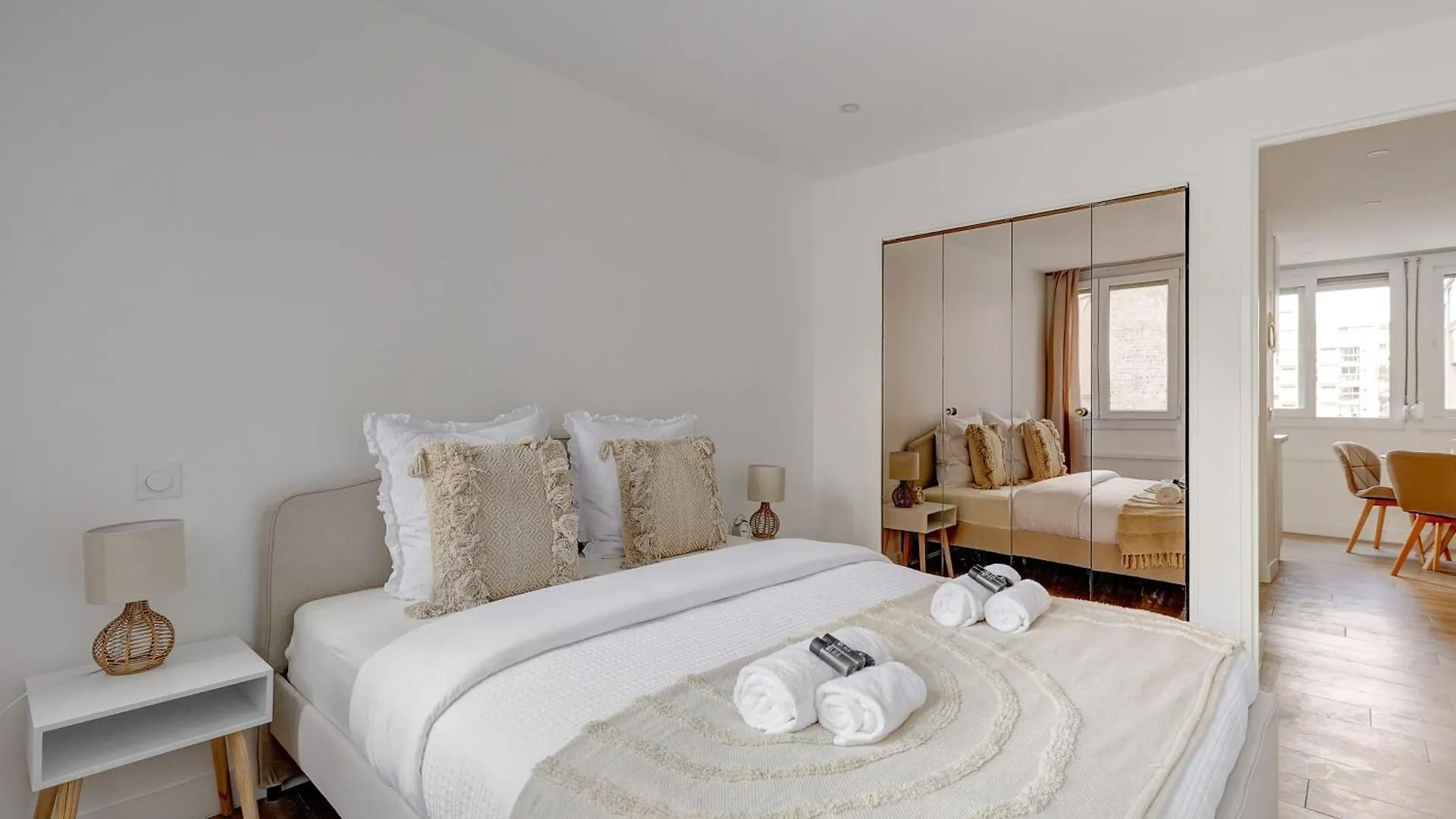 114 - Cozy Apartment In Buttes Chaumont Paris France